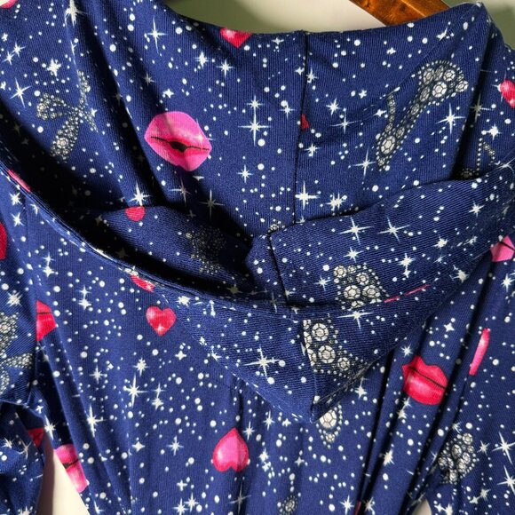 Betsey Johnson Short Hooded Lightweight Robe Navy with Pink Lips & Stars SZ M/L - Picture 3 of 5
